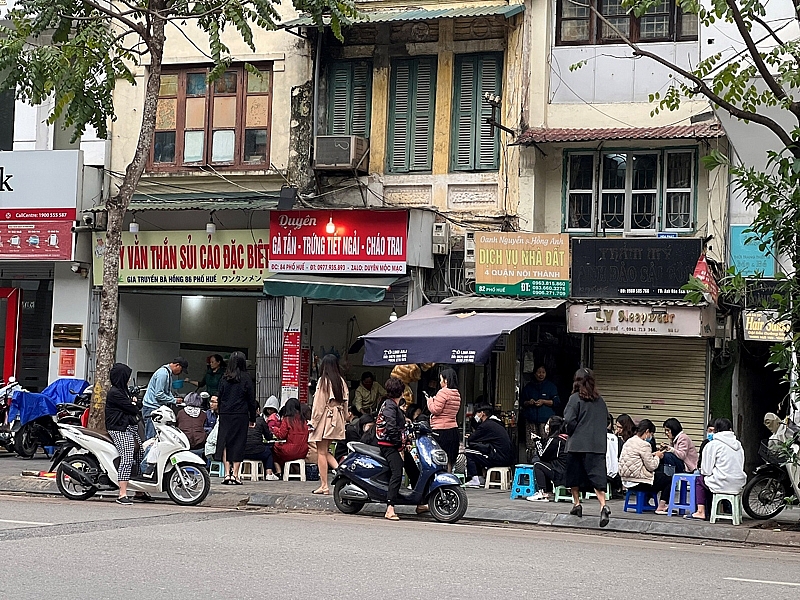 Hà Nội: Tái diễn tình trạng lấn chiếm vỉa hè, lòng đường