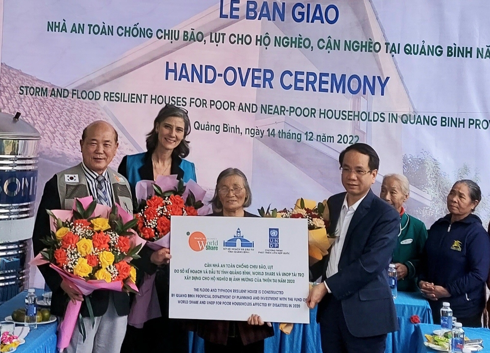 Quảng Bình: Bàn giao hơn 70 căn nhà “an toàn chống chịu bão, lụt” cho hộ nghèo