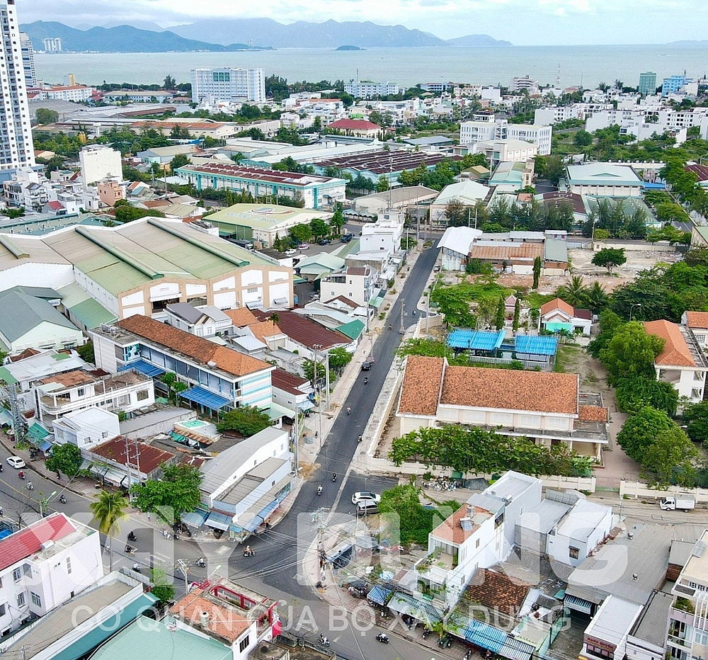 Nha Trang: Thi công 300m đường sau hơn 4 năm nhưng theo cách “chẳng giống ai”