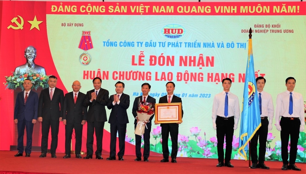 Tổng công ty HUD đón nhận Huân chương Lao động hạng Nhất