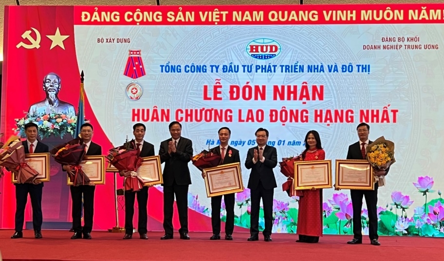 Tổng công ty HUD đón nhận Huân chương Lao động hạng Nhất