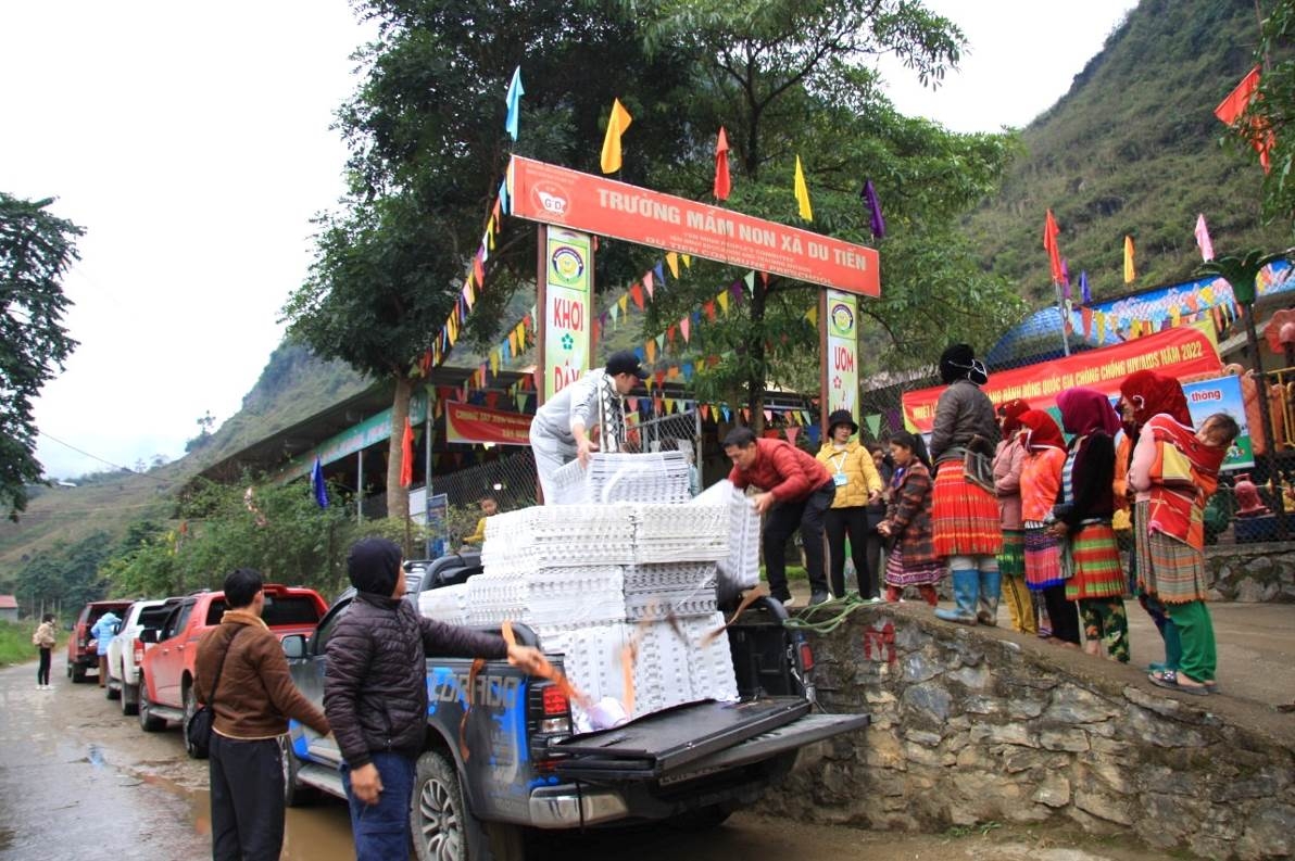 “Áo ấm vùng cao”: Mang yêu thương đến với giáo dục huyện Yên Minh, Hà Giang