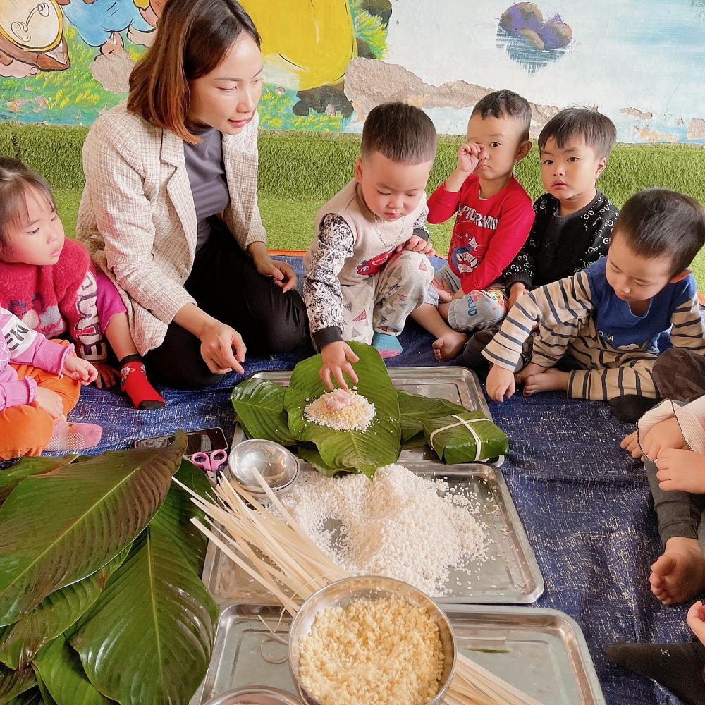 Thanh Oai (Hà Nội): Trường mầm non Kim Thư tổ chức cho trẻ hoạt động trải nghiệm Gói bánh chưng chào xuân Quý Mão năm 2023