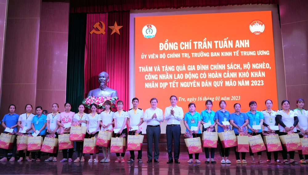 Ban Kinh tế Trung ương chúc Tết mẹ Việt Nam anh hùng, người lao động và hộ nghèo ở Bến Tre