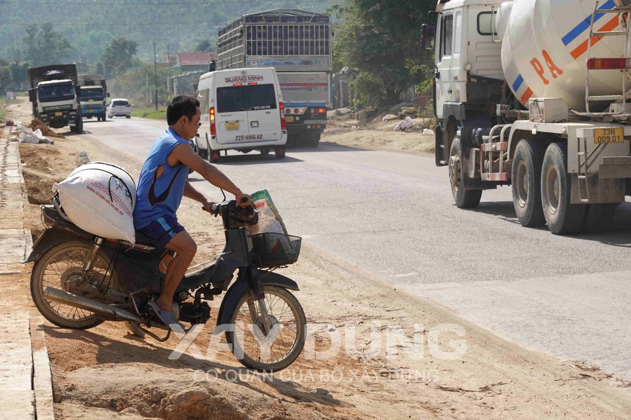 Bình Định: Chuyện lạ về mương thoát nước QL.19 cao hơn nhà dân trên 1m