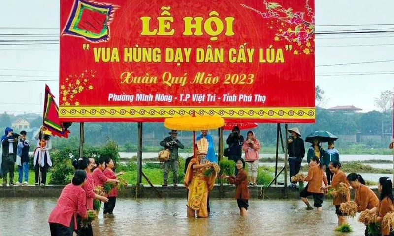 Phú Thọ: Sống động lễ hội Vua Hùng dạy dân cấy lúa