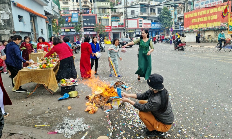 Quảng Ninh: Hiểm họa từ việc đốt vàng mã trên đường phố