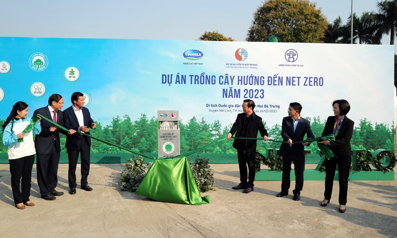 Thúc đẩy mục tiêu Net Zero Carbon năm 2050, Bộ Tài nguyên và Môi trường và Vinamilk khởi động dự án trồng cây tại Mê Linh