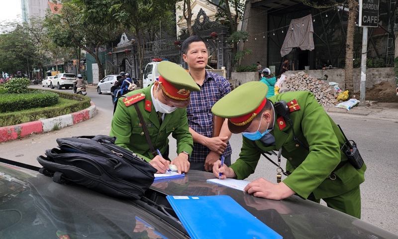 Hà Đông (Hà Nội): Ra quân xử lý vi phạm vỉa hè, lòng đường