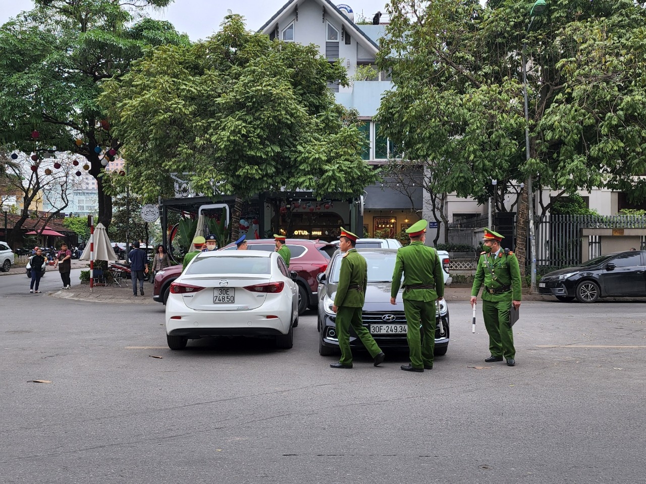 Hà Đông (Hà Nội): Ra quân xử lý vi phạm vỉa hè, lòng đường