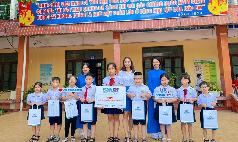 Hệ thống Anh ngữ Quốc tế Ocean Edu trao tặng suất học bổng cho con em cán bộ nhân viên ngành Y tế