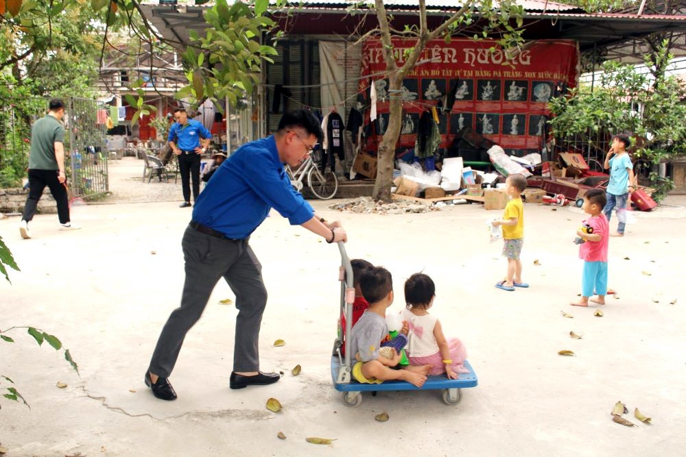 Cục Quản lý nhà và thị trường bất động sản tổ chức chương trình thiện nguyện “Yêu thương cho em” tại chùa Thiên Hương