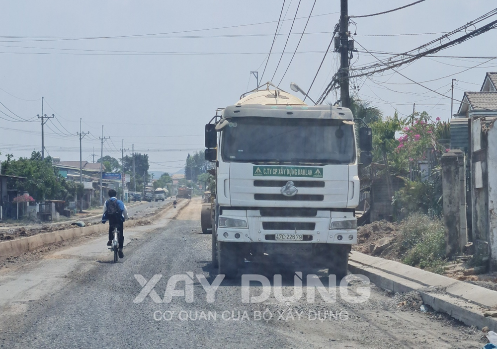 Đắk Nông: Cận cảnh thi công mất an toàn giao thông trên tuyến đường liên huyện Cư Jút