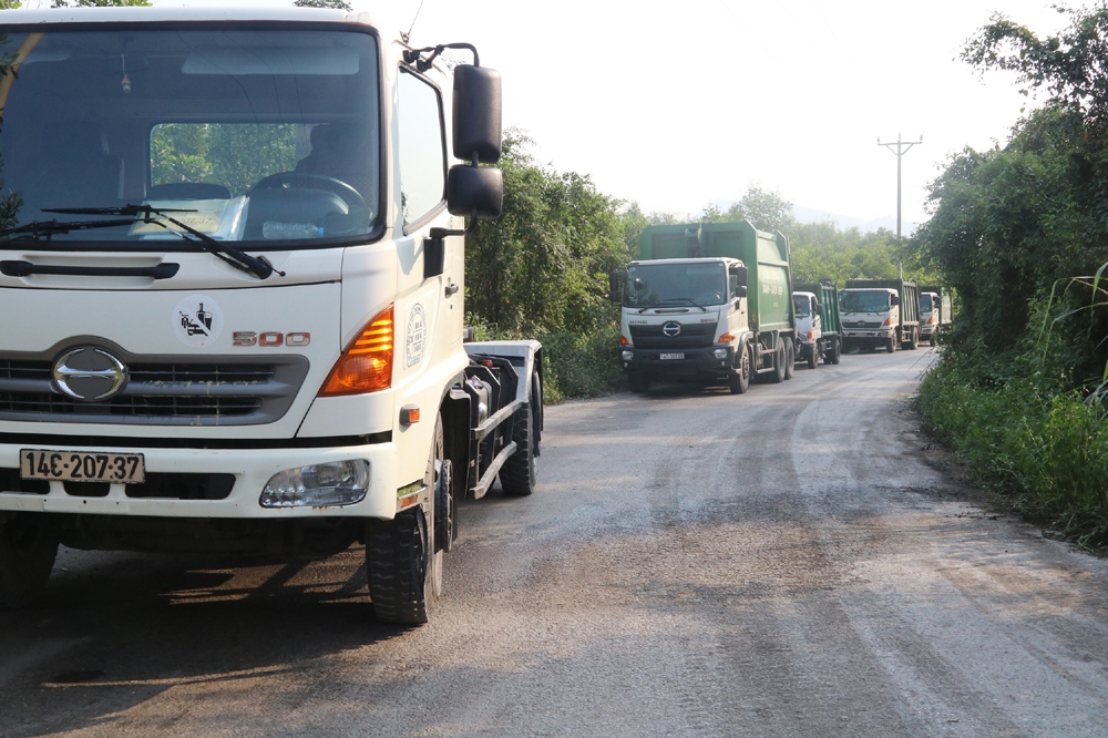 Hạ Long (Quảng Ninh): Người dân chặn xe chở rác vào bãi xử lý rác Vũ Oai