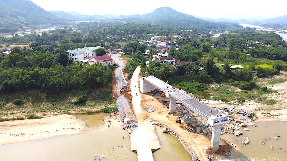 Quảng Ngãi: Cầu trăm tỷ vượt sông dần thành hình