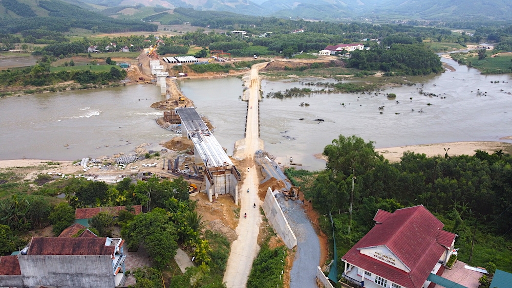 Quảng Ngãi: Cầu trăm tỷ vượt sông dần thành hình