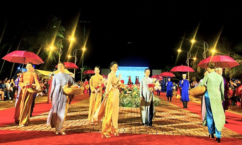 Festival Biển Nha Trang 2023: Tôn vinh vẻ đẹp áo dài Việt Nam