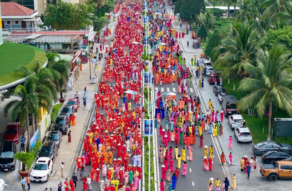 Festival Biển Nha Trang 2023: Hơn 6.000 phụ nữ mặc áo dài diễu hành trên phố