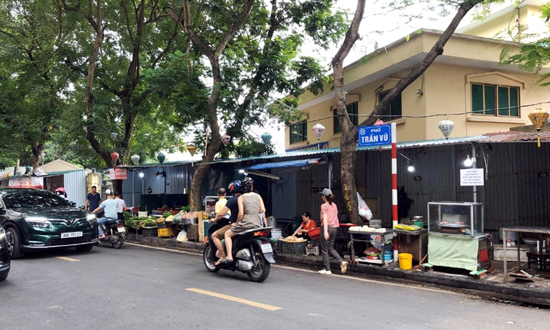 Ba Đình (Hà Nội): Dựng ki-ốt trên vỉa hè để kinh doanh buôn bán