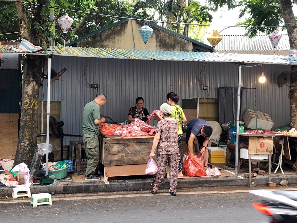 Ba Đình (Hà Nội): Dựng ki-ốt trên vỉa hè để kinh doanh buôn bán