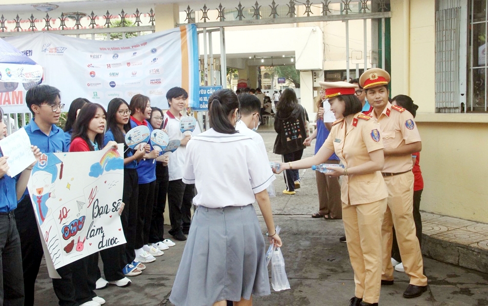 Thành phố Hồ Chí Minh: Hình ảnh đẹp của CSGT tại các điểm thi tốt nghiệp THPT