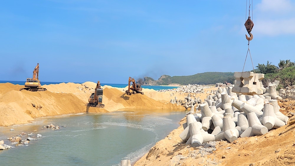 Quảng Ngãi: Khẩn trương hoàn thành công trình kè chống sạt lở bờ biển Thạnh Đức