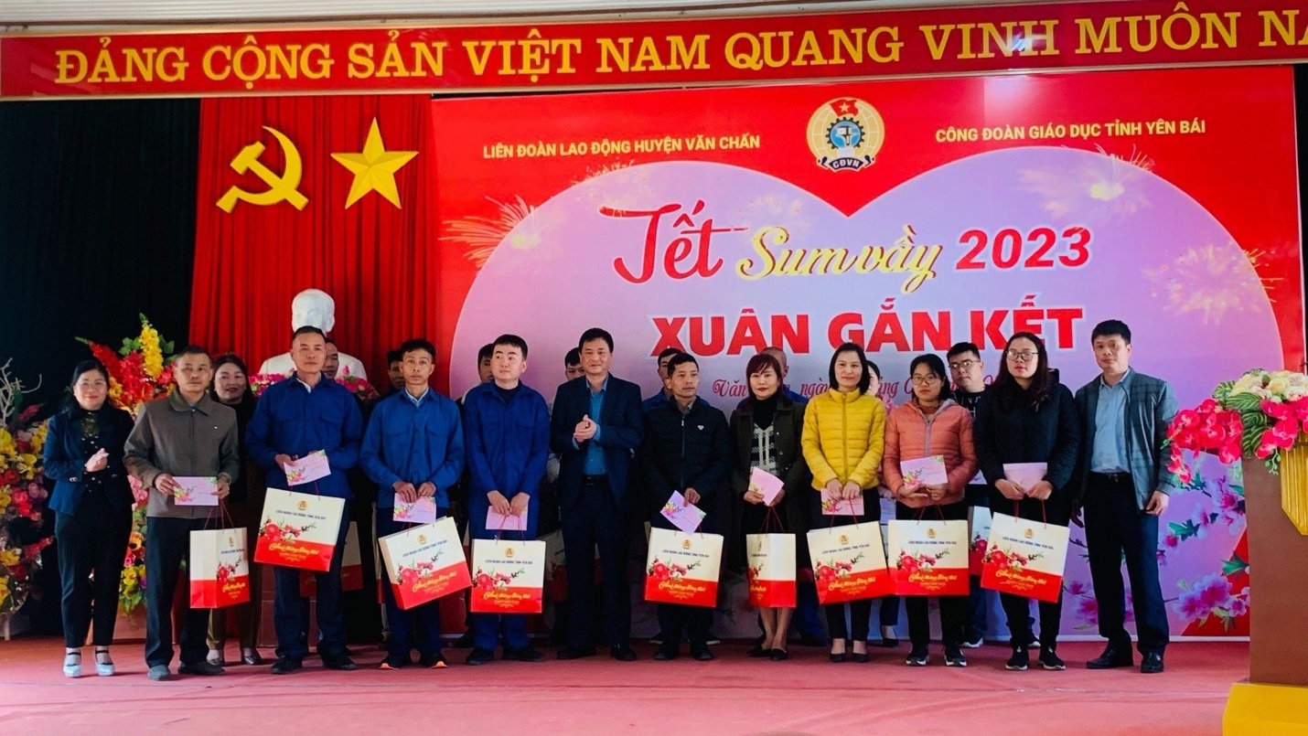 Yên Bái: Liên đoàn Lao động huyện Văn Chấn phát huy vai trò chăm lo, bảo vệ quyền lợi người lao động