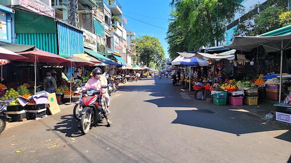 Thành phố Quảng Ngãi chi trăm tỷ làm mới mặt đường, thay đèn tín hiệu giao thông