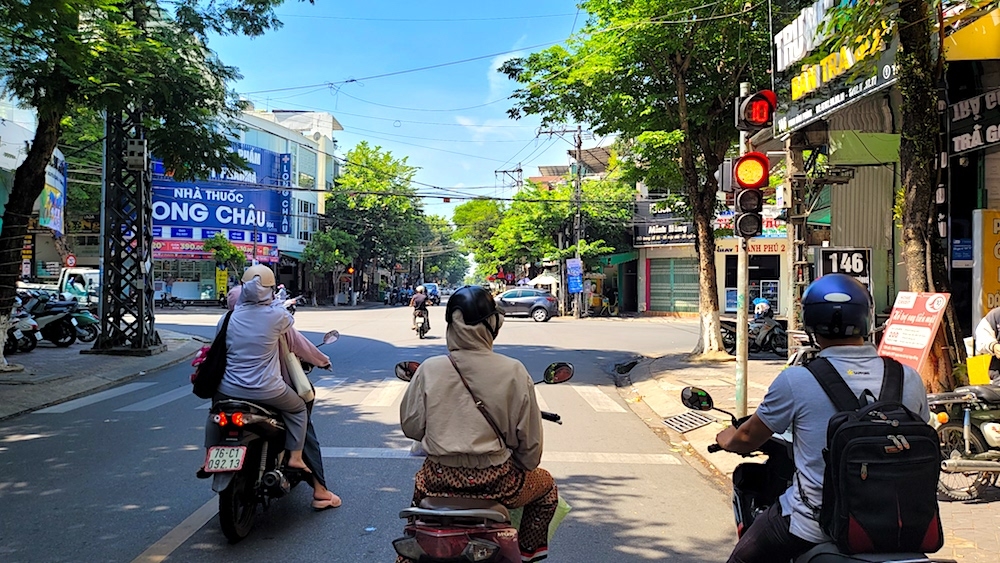 Thành phố Quảng Ngãi chi trăm tỷ làm mới mặt đường, thay đèn tín hiệu giao thông