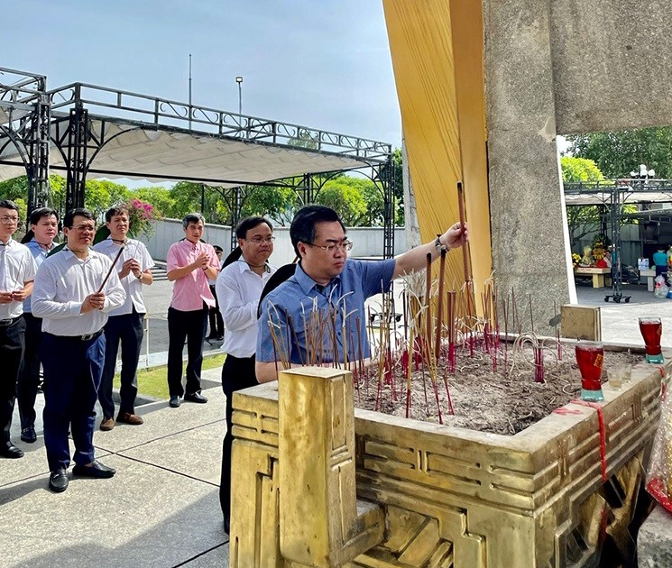 Quảng Trị: Bộ trưởng Nguyễn Thanh Nghị cùng Đoàn công tác dâng hương tri ân các anh hùng liệt sỹ