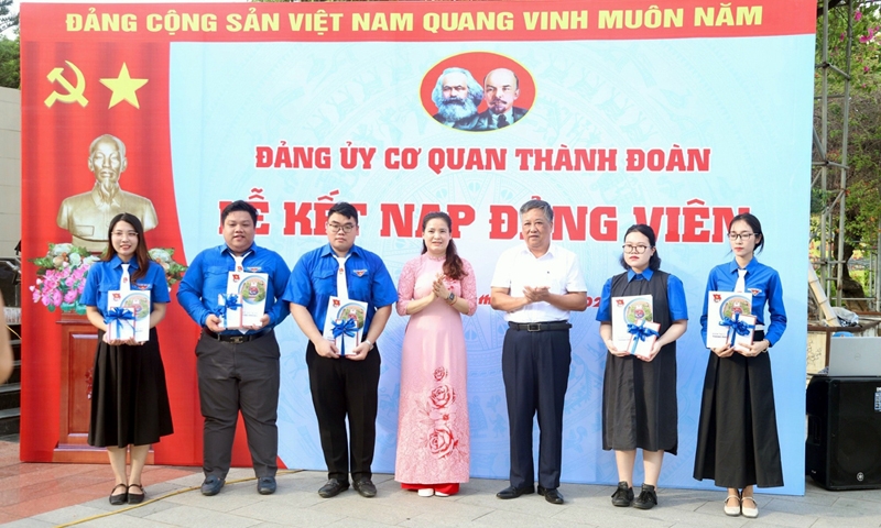 Đảng ủy Cơ quan Thành đoàn Hải Phòng kết nạp đảng viên mới