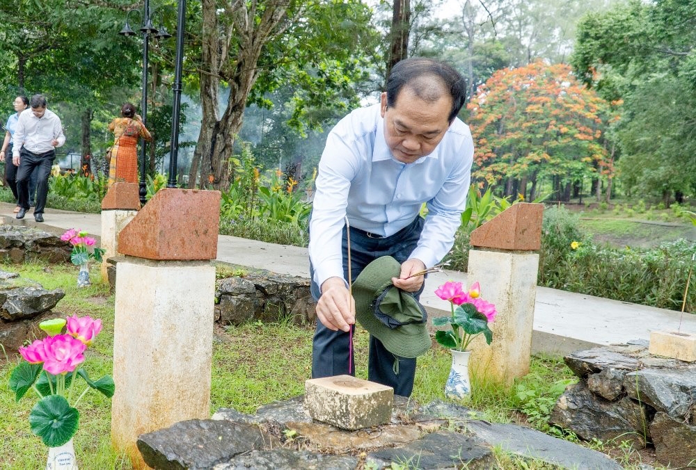 Trưởng Ban Nội chính Trung ương và lãnh đạo tỉnh Bà Rịa – Vũng Tàu thăm, tặng quà các gia đình chính sách