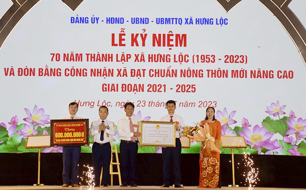 Thành phố Vinh: Xã Hưng Lộc đón nhận bằng công nhận đạt chuẩn nông thôn mới nâng cao