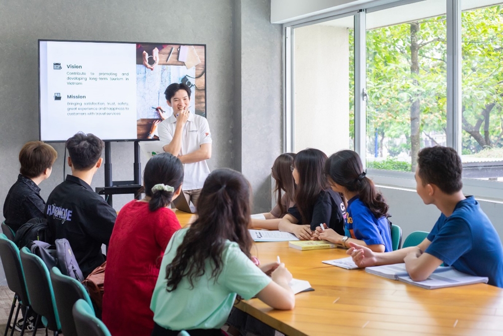 Học bổng toàn phần EIU - Chắp cánh ước mơ cho học sinh “vượt khó học giỏi”