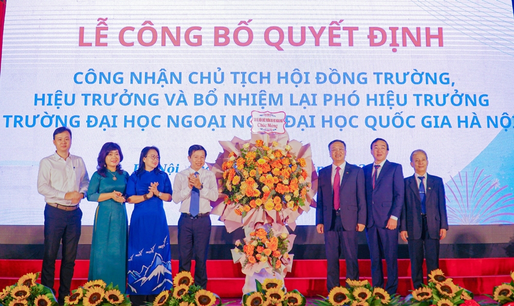 Trao Quyết định công nhận tân Hiệu trưởng trường Đại học Ngoại ngữ - Đại học Quốc gia Hà Nội