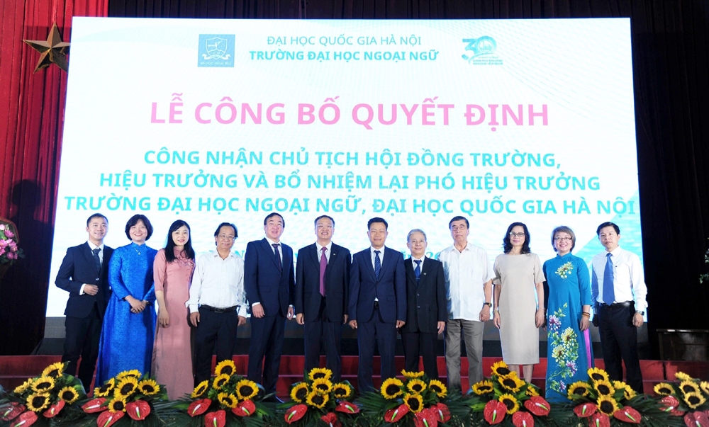 Trao Quyết định công nhận tân Hiệu trưởng trường Đại học Ngoại ngữ - Đại học Quốc gia Hà Nội