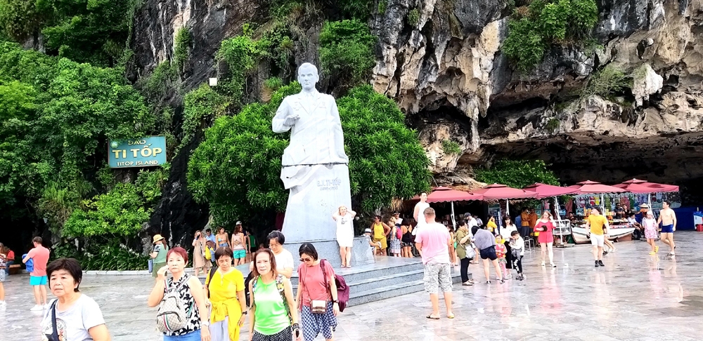 Quảng Ninh: 5 lý do không phát triển bãi tắm trên vịnh Hạ Long