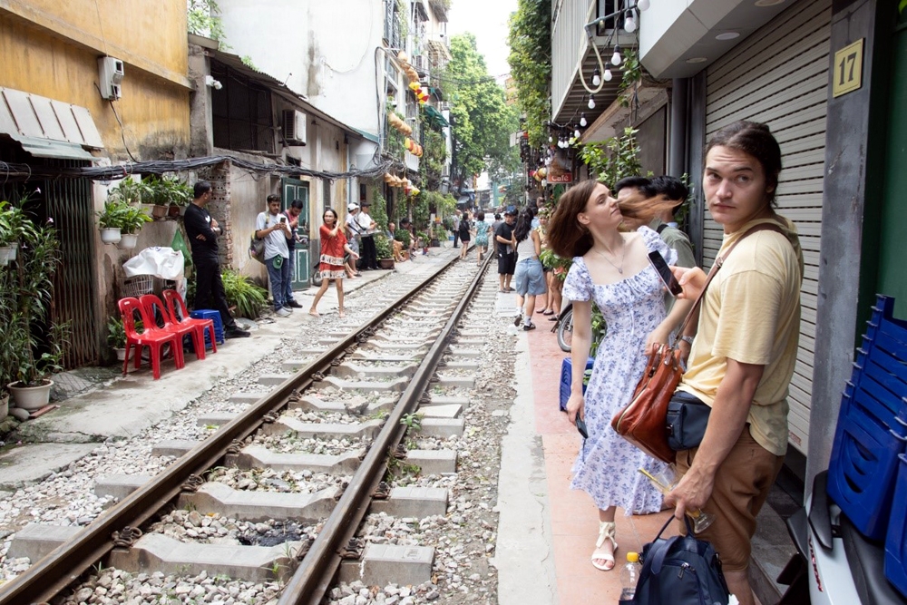 Hà Nội: Xóm cà phê đường tàu vẫn nườm nượp du khách