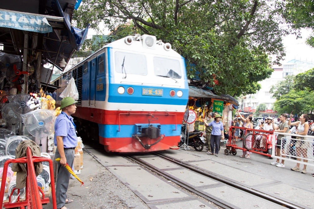 Hà Nội: Xóm cà phê đường tàu vẫn nườm nượp du khách