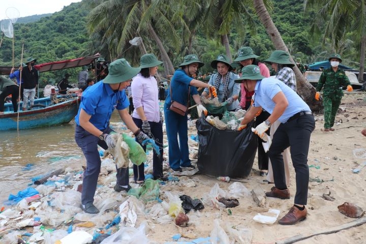 Xây dựng con người Phú Yên phát triển toàn diện