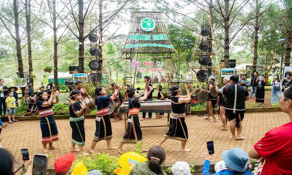 Kon Tum: Hàng trăm nghìn du khách đến tham quan tại Khu du lịch sinh thái Măng Đen