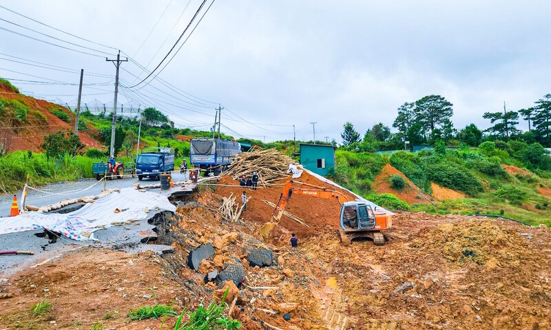 Lâm Đồng: Khắc phục sạt lở trên Quốc lộ 27C tuyến Đà Lạt - Nha Trang