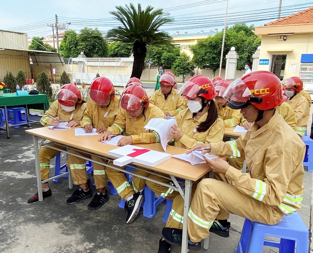 Khi công nhân làm chiến sỹ phòng cháy chữa cháy