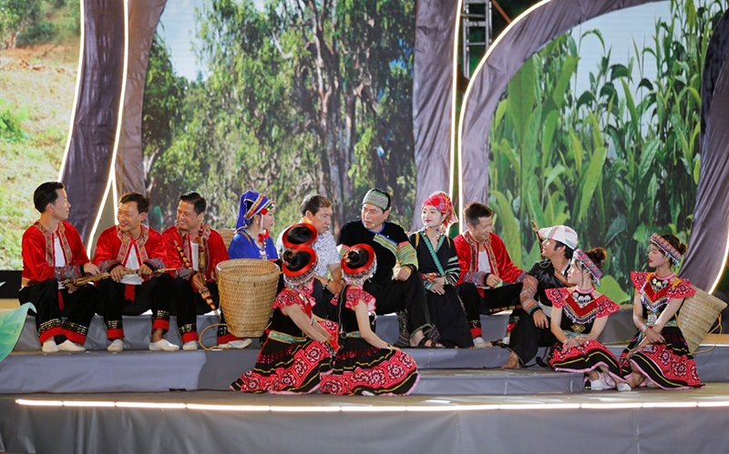 Văn Chấn (Yên Bái): Tưng bừng Lễ hội Trà Shan tuyết “Tinh hoa giữa ngàn mây”