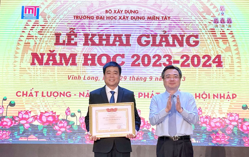 Bộ trưởng Bộ Xây dựng Nguyễn Thanh Nghị dự Lễ khai giảng năm học 2023-2024 trường Đại học Xây dựng Miền Tây