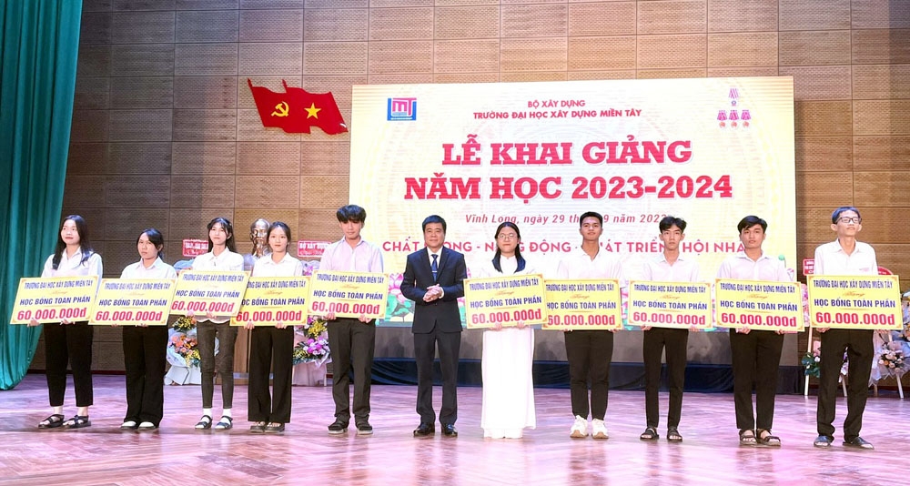 Bộ trưởng Bộ Xây dựng Nguyễn Thanh Nghị dự Lễ khai giảng năm học 2023-2024 trường Đại học Xây dựng Miền Tây