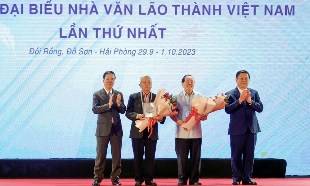 Chủ tịch nước dự Hội nghị đại biểu Nhà văn lão thành Việt Nam lần thứ nhất