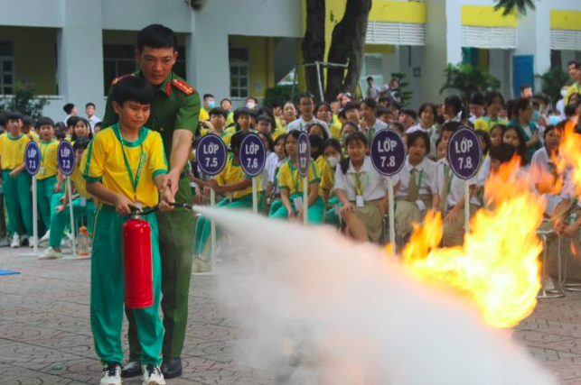 Công an Bình Dương tuyên truyền PCCC, hướng dẫn kỹ năng thoát nạn cho hàng ngàn học sinh