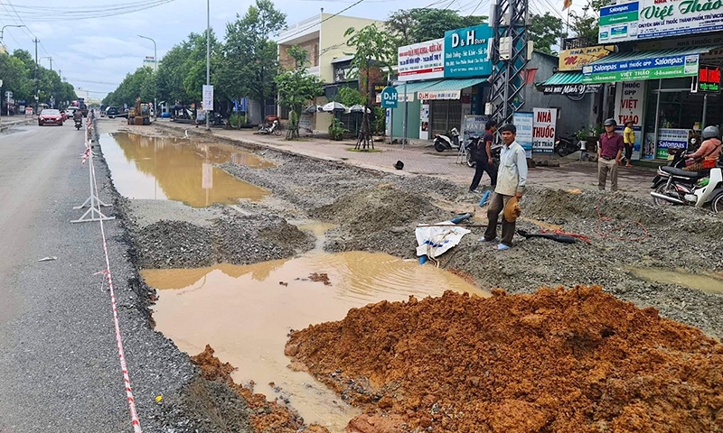 Đường bỗng hóa… mương giữa lòng thành phố Quảng Ngãi