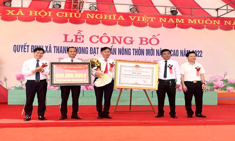 Thanh Chương (Nghệ An): Xã Thanh Phong đón Bằng công nhận xã đạt chuẩn nông thôn mới nâng cao